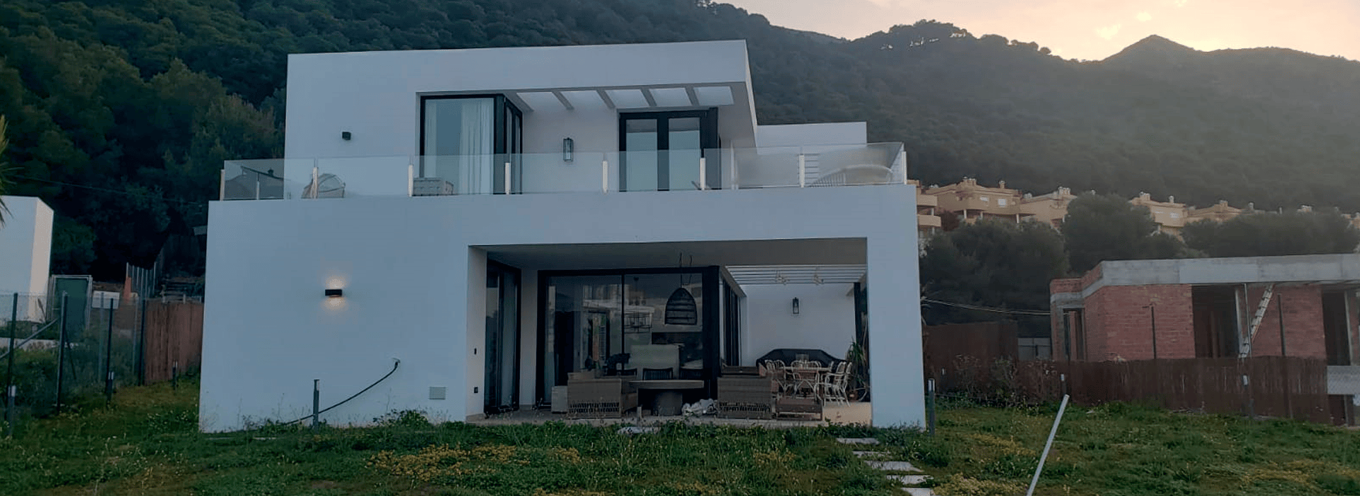 Arquitectura moderna villa familiar con vistas