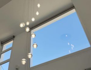 Instalación de luces colgantes minimalistas